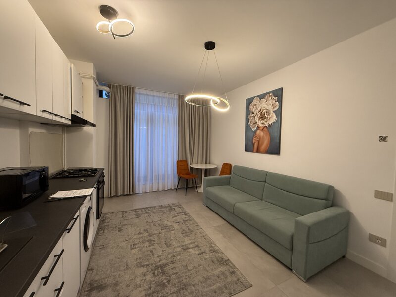 Doua camere, apartament mobilat si utilat, curte engleza, liber.