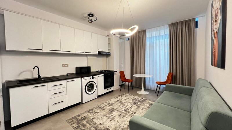 Doua camere, apartament mobilat si utilat, curte engleza, liber.