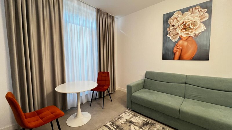Doua camere, apartament mobilat si utilat, curte engleza, liber.