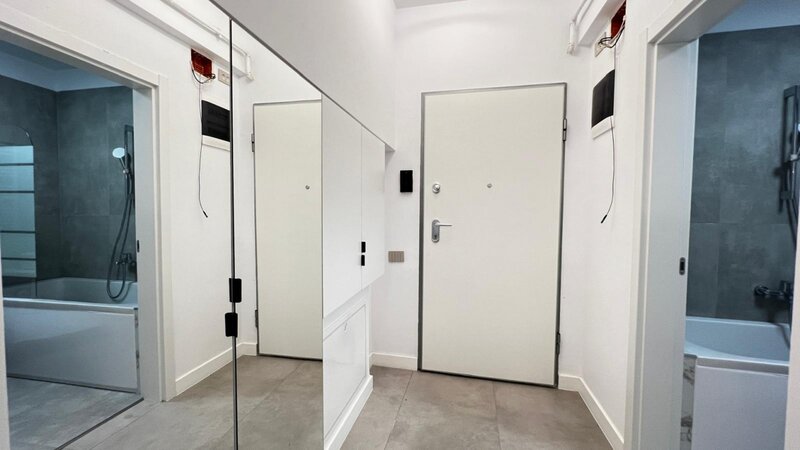 Doua camere, apartament mobilat si utilat, curte engleza, liber.