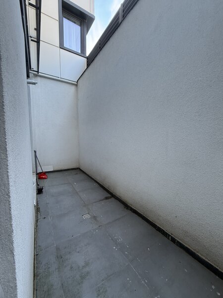 Doua camere, apartament mobilat si utilat, curte engleza, liber.