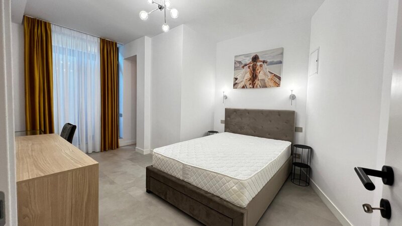 Doua camere, apartament mobilat si utilat, curte engleza, liber.