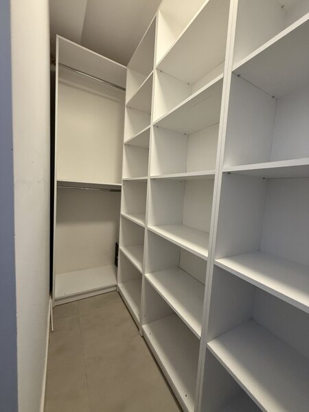Doua camere, apartament mobilat si utilat, curte engleza, liber.