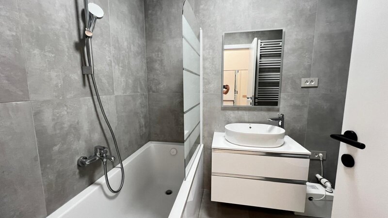 Doua camere, apartament mobilat si utilat, curte engleza, liber.