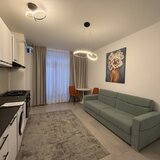 Doua camere, apartament mobilat si utilat, curte engleza, liber